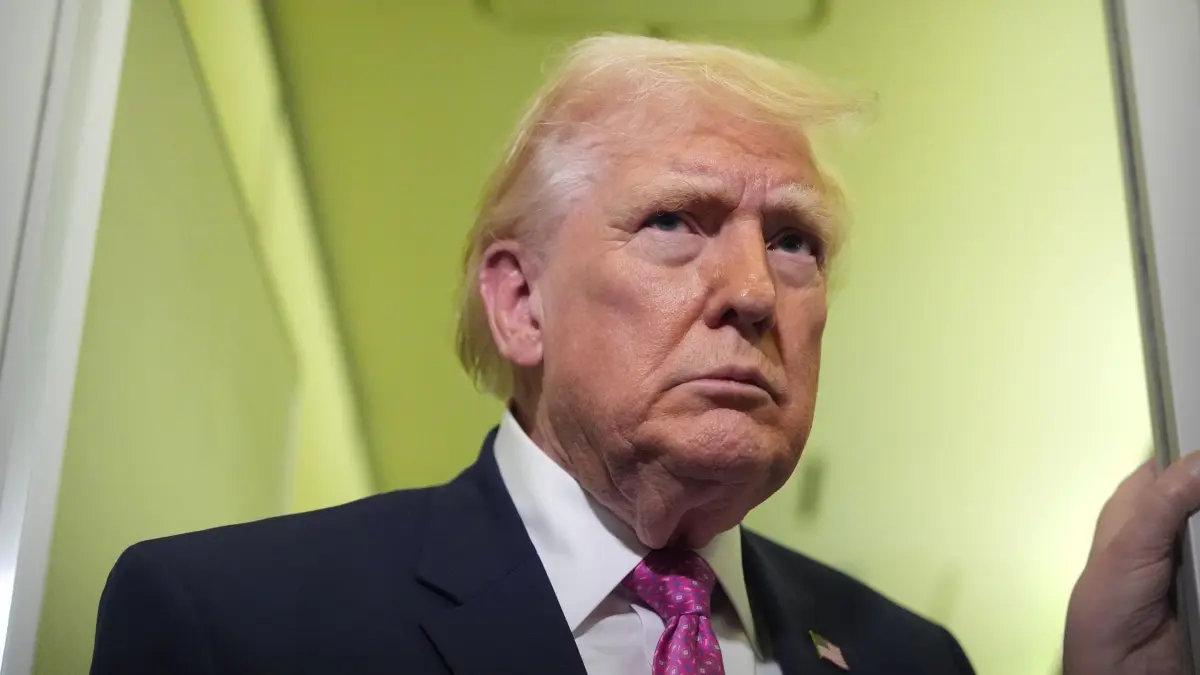 US-Präsident Trump: ARCHIV - 29.03.2026, USA, ---: US-Präsident Donald Trump spricht zu Reportern an Bord der Air Force One auf dem Weg von West Palm Beach zur Joint Base Andrews. (zu dpa: «Trump gibt iranischer Führung Zeit bis Dienstagabend») Foto: Mark Schiefelbein/AP/dpa +++ dpa-Bildfunk +++