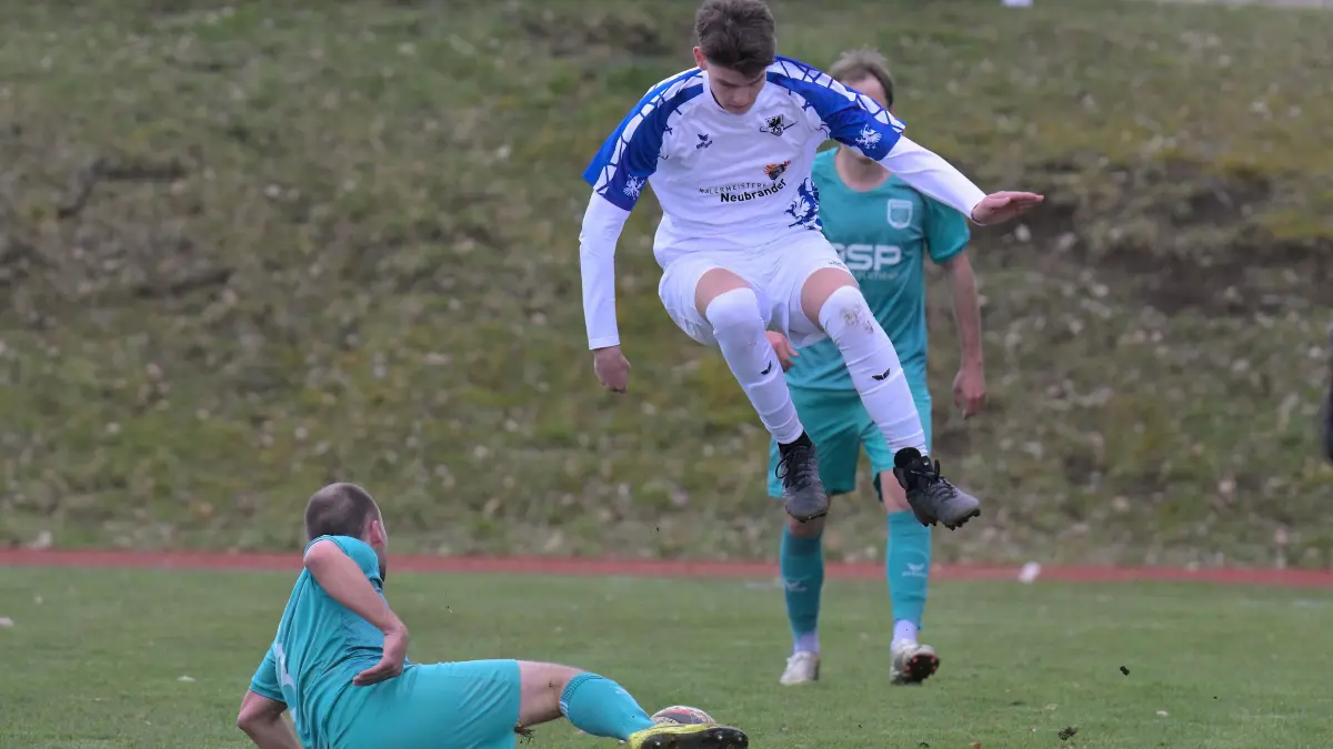 Fussball KL A | TSV Holzelfingen vs. SGM TSG Zwiefalten/TSV Hayingen/TSV Pfronstetten: Fussball KL A1 | TSV Holzelfingen (weiss) vs. SGM TSG Zwiefalten/TSV Hayingen/TSV Pfronstetten (tuerkis) // 2026-04-04 // Foto: Joachim Baur // #10 Simeon Haupt (TSV Holzelfingen) / #3 Adrian Fundel (SGM)