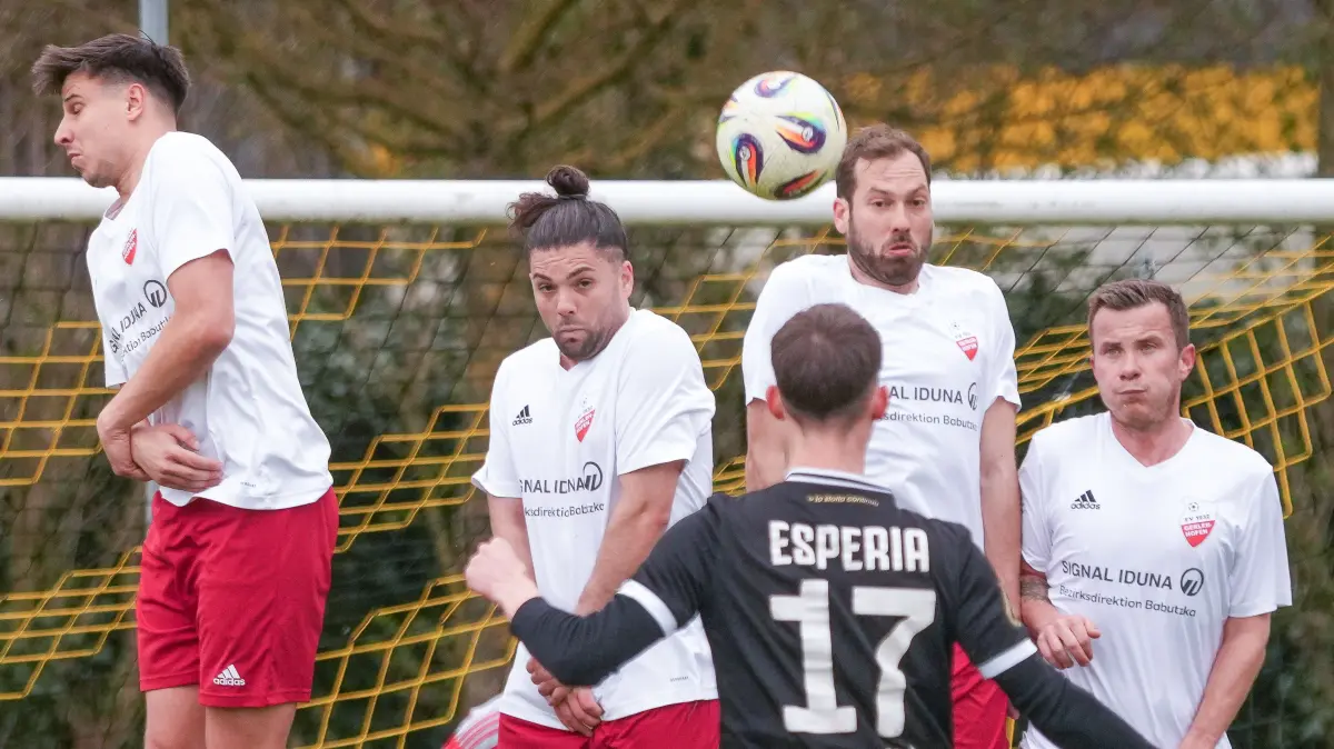 Fußball, Donau/Iller, Esperia Neu-Ulm gegen FV Gerlenhofen, Kreisliga A3, Freistoß von Leon Hofmann (schwarz)