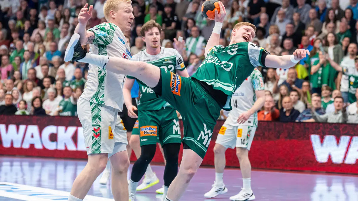 Frisch Auf Goeppingen vs. SC Magdeburg, Handball, 1. Bundesliga, Herren, Spielzeit 2025/2026, 05.04.2026: Ymir Oern Gislason (Frisch Auf Goeppingen, #33) setzt sich am Kreis gegen Magnus Saugstrup (SC Magdeburg, #23) durch, Frisch Auf Goeppingen vs. SC Magdeburg, Handball, 1. Bundesliga, Herren, Spielzeit 2025/2026, 05.04.2026,
Foto: Eibner-Pressefoto/Michael Schmidt