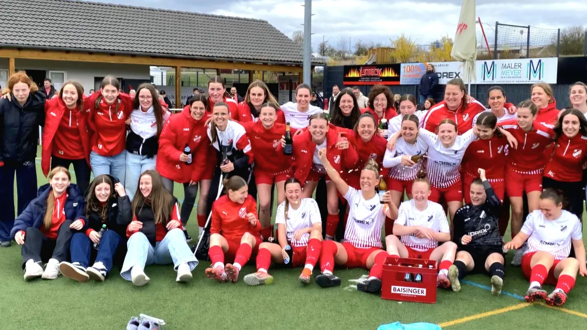 So sehen Sieger aus: Nach dem Pokal-Coup und dem Einzug in das WFV-Pokal-Endspiel feierten die SVE-Frauen ausgelassen mit Bier und Sekt.