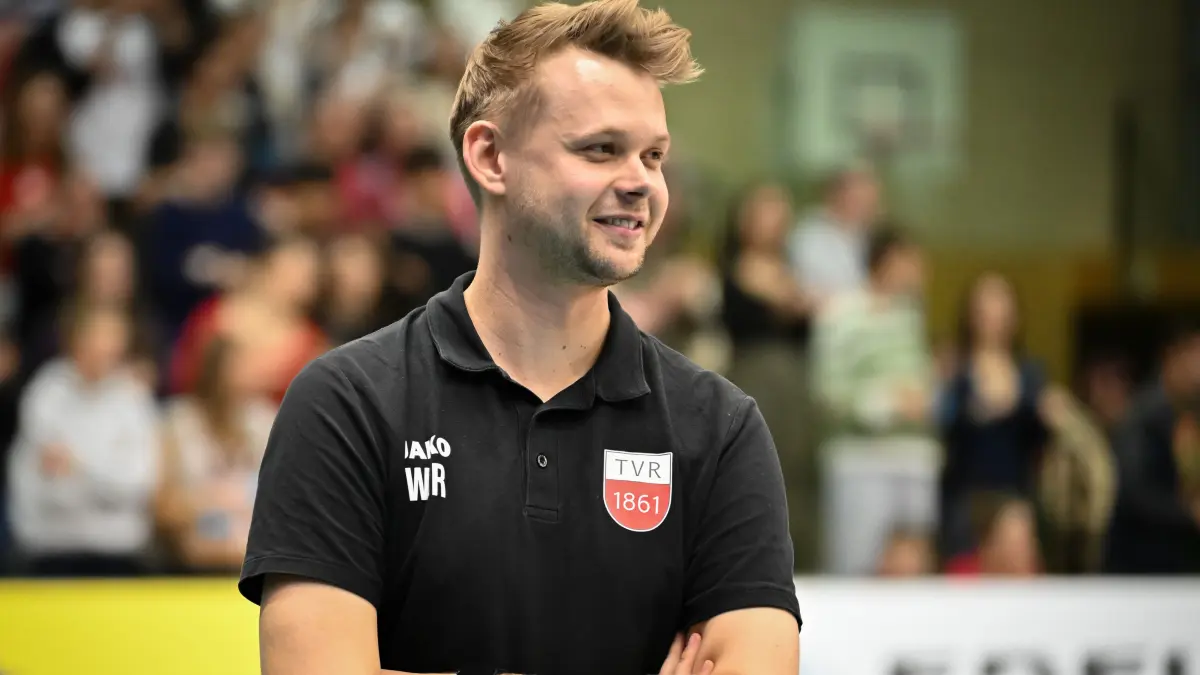 TV Rottenburg vs. VV Humann Essen, Volleyball, 2. Bundesliga Sued, Playoff Viertelfinale, Spiel 8, Saison 2025/2026, 04.04.2026: Jan Scheuermann (TV Rottenburg, Trainer)
TV Rottenburg vs. VV Humann Essen, Volleyball, 2. Bundesliga Sued, Playoff Viertelfinale, Spiel 8, Saison 2025/2026, 04.04.2026,
Foto: Eibner-Pressefoto/Ralph Kunze