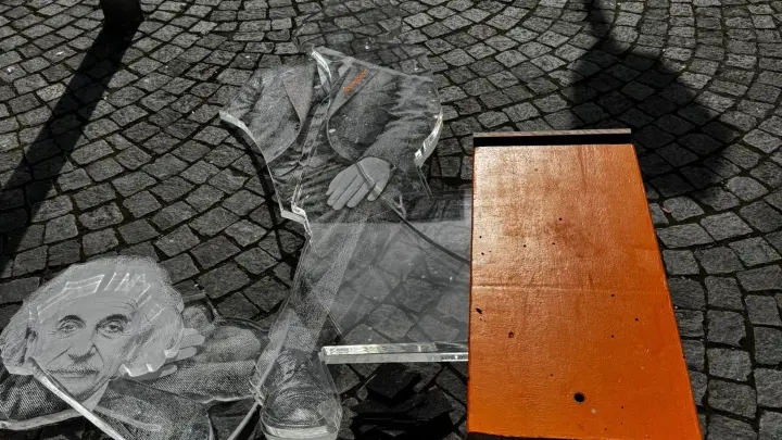 Unbekannte zerstören Einstein-Selfie-Point