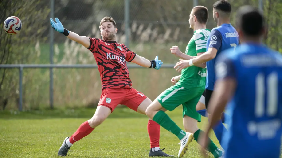 Fußball, Bezirksliga Donau/Iller, Ostermontag, SC Türkgücü Ulm (blau) gegen TSV Langenau (grün), Torwart Alois Reinelt