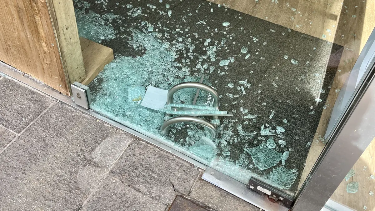 Einbruch in o2 Shop Neue Straße Hall