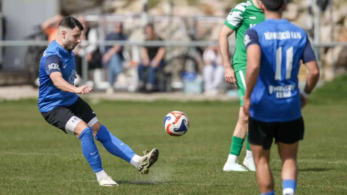 Fußball, Bezirksliga Donau/Iller, Ostermontag, SC Türkgücü Ulm (blau) gegen TSV Langenau (grün), Freistoß Adel Ajkunic