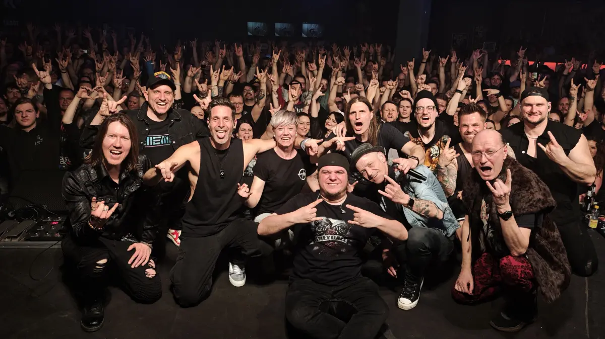 Gruppenfoto am Ende der "Final Rock-Show" in der Schwäbisch Haller Kantine: Fans und Künstler feiern eine große Rock-Nacht.
