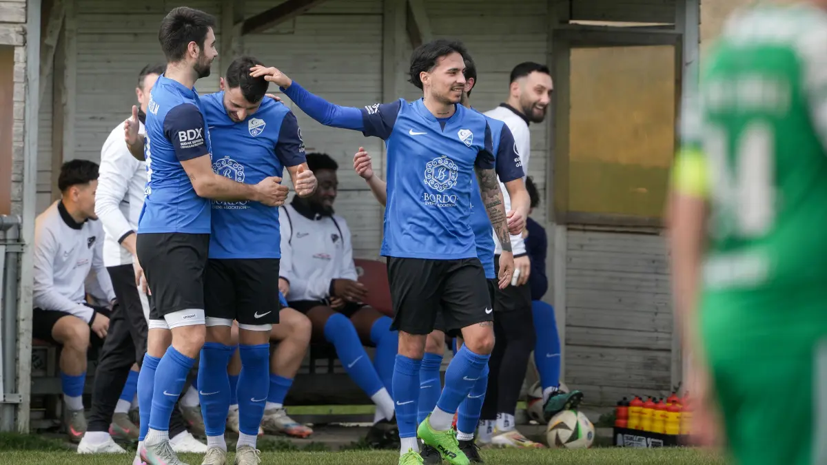 Fußball, Bezirksliga Donau/Iller, Ostermontag, SC Türkgücü Ulm (blau) gegen TSV Langenau (grün), Jubelt über eines seiner vielen Tore: Adel Ajkunic (Zweiter von links) gemeinsam mit Ismethan Agce.