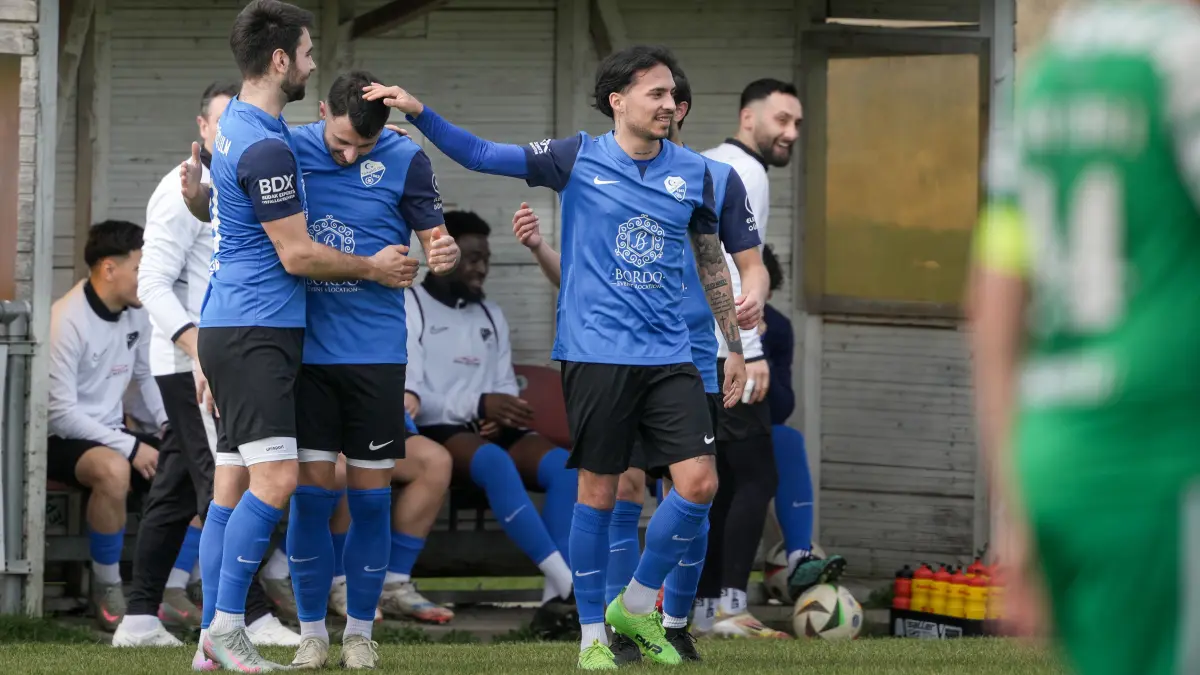 Fußball, Bezirksliga Donau/Iller, Ostermontag, SC Türkgücü Ulm (blau) gegen TSV Langenau (grün),