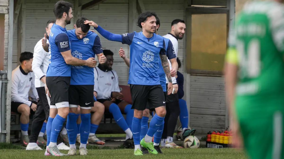 Fußball, Bezirksliga Donau/Iller, Ostermontag, SC Türkgücü Ulm (blau) gegen TSV Langenau (grün),