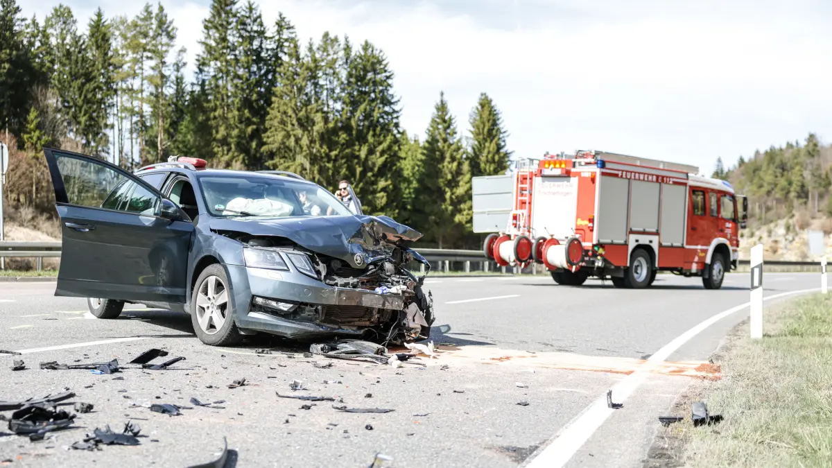 Zwei Unfallfahrzeuge stehen am Nachmittag auf der Bundesstraße 313 bei Trochtelfingen (Landkreis Reutlingen). Nach Polizeiangaben waren die beiden Autos frontal zusammengestoßen. Feuerwehr und ein Rettungshubschrauber waren an die Einsatzstelle beordert worden.