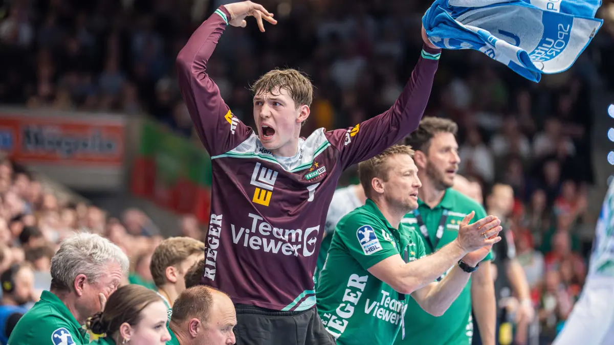Frisch Auf Goeppingen vs. SC Magdeburg, Handball, 1. Bundesliga, Herren, Spielzeit 2025/2026, 05.04.2026: Julian Buchele (Frisch Auf Goeppingen, #01) feuert die Fans an, Frisch Auf Goeppingen vs. SC Magdeburg, Handball, 1. Bundesliga, Herren, Spielzeit 2025/2026, 05.04.2026,
Foto: Eibner-Pressefoto/Michael Schmidt