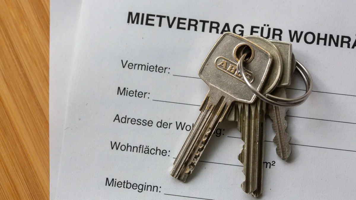 Mietvertrag: ILLUSTRATION - 17.09.2025, Berlin: Ein Mietvertrag für Wohnräume liegt zusammen mit Wohnungsschlüsseln auf einem Tisch. (zu dpa: «Großstadt-Mieten binnen zehn Jahren um 43 Prozent gestiegen») Foto: Fernando Gutierrez-Juarez/dpa +++ dpa-Bildfunk +++