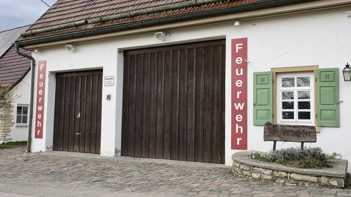 Das Dorfhaus in Steinenkirch mit angegliedertem Feuerwehrmagazin, dessen hölzerne und veraltete Kipptore erneuert werden sollen.