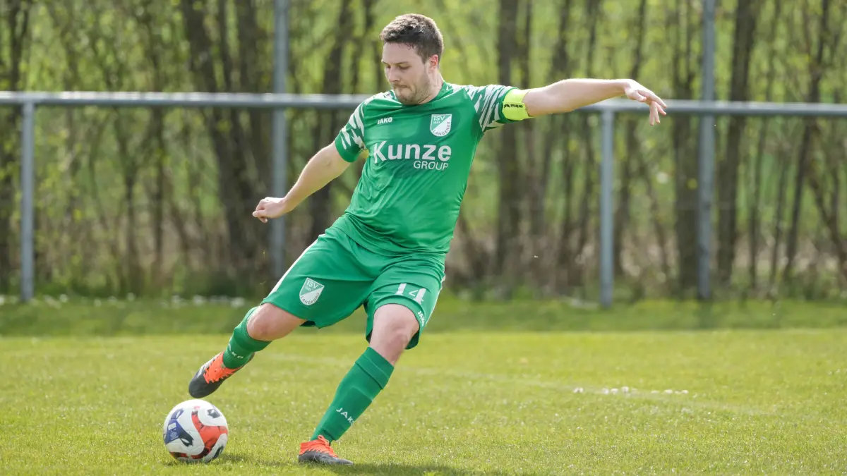 Fußball, Bezirksliga Donau/Iller, Ostermontag, SC Türkgücü Ulm (blau) gegen TSV Langenau (grün), Kapitän Pascal Späth