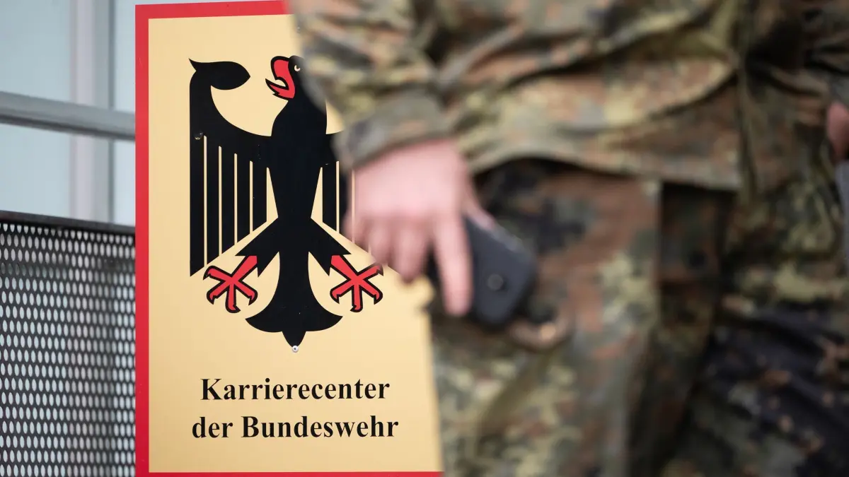 Männer bis 45, die länger als drei Monate ins Ausland wollen, müssen sich künftig bei der Bundeswehr abmelden.