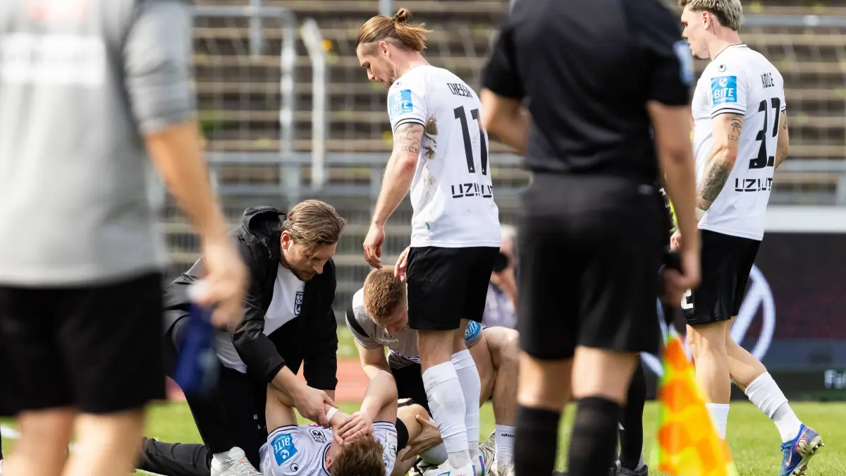 Fussball, Saison 2025/2026, 3. Liga, Donaustadion Ulm, 31. Spieltag, SSV Ulm 1846 Fußball - SC Verl, 05.04.2026: Fussball, Saison 2025/2026, 3. Liga, Donaustadion Ulm, 31. Spieltag, SSV Ulm 1846 Fußball - SC Verl, 05.04.2026 05.04.2026, Fussball, Saison 2025/2026, 3. Liga, Donaustadion Ulm, 31. Spieltag, SSV Ulm 1846 Fußball - SC Verl, 05.04.2026, Fussball, Saison 2025/2026, 3. Liga, Donaustadion Ulm, 31. Spieltag, SSV Ulm 1846 Fußball - SC Verl, 34 Jan Boller SSV Ulm 1846 Fußball musste verletzt wieder vom Platz. v.l. Mannschaftsarzt Dr. Alexander Henze SSV Ulm 1846 Fußball, 34 Jan Boller SSV Ulm 1846 Fußball, Physio Raimund Felber SSV Ulm 1846 Fußball Foto: Lucca Fundel Ulmn Donaustadion Baden-Württemberg Deutschland *** Football, Season 2025 2026, 3 Liga, Donaustadion Ulm, 31 Matchday, SSV Ulm 1846 Football SC Verl, 05 04 2026 05 04 2026, Football, Season 2025 2026, 3 Liga, Donaustadion Ulm, 31 Matchday, SSV Ulm 1846 Football SC Verl, 05 04 2026, Football, Season 2025 2026, 3 Liga, Donaustadion Ulm, 31 Matchday, SSV Ulm 1846 Fußball SC Verl, 34 Jan Boller SSV Ulm 1846 Fußball had to leave the pitch injured f l Team doctor Dr Alexander Henze SSV Ulm 1846 Fußball , 34 Jan Boller SSV Ulm 1846 Fußball , Physio Raimund Felber SSV Ulm 1846 Fußball Foto Lucca Fundel Ulmn Donaustadion Baden Württemberg Germany
