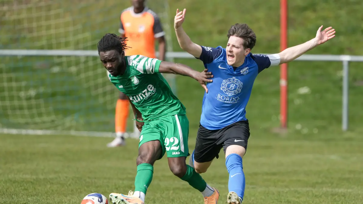 Fußball, Bezirksliga Donau/Iller, Ostermontag, SC Türkgücü Ulm (blau) gegen TSV Langenau (grün), Patrick Longang im Duell mit Kapitän Melis Hodzic