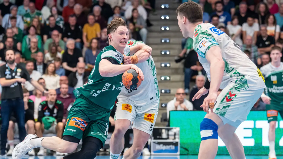 Frisch Auf Goeppingen vs. SC Magdeburg, Handball, 1. Bundesliga, Herren, Spielzeit 2025/2026, 05.04.2026: Ole Pregler (Frisch Auf Goeppingen, #23) mit Tempo im Zweikampf mit Oscar Bergendahl (SC Magdeburg, #54), Frisch Auf Goeppingen vs. SC Magdeburg, Handball, 1. Bundesliga, Herren, Spielzeit 2025/2026, 05.04.2026,
Foto: Eibner-Pressefoto/Michael Schmidt