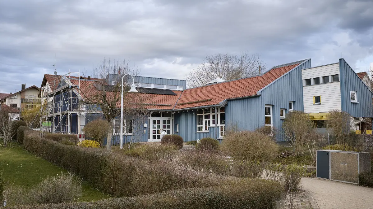 Außenansicht mit Blick auf die in die Jahre gekommene Fassade des Gemeindekindergartens Villa Farbenfroh in der Brühlstraße 21 in Böhmenkirch. Aufgrund des schlechten Zustandes der Fassade soll diese erneuert werden. Die Arbeiten an der Fassade haben, wie links im Bild zu sehen, bereits begonnen.