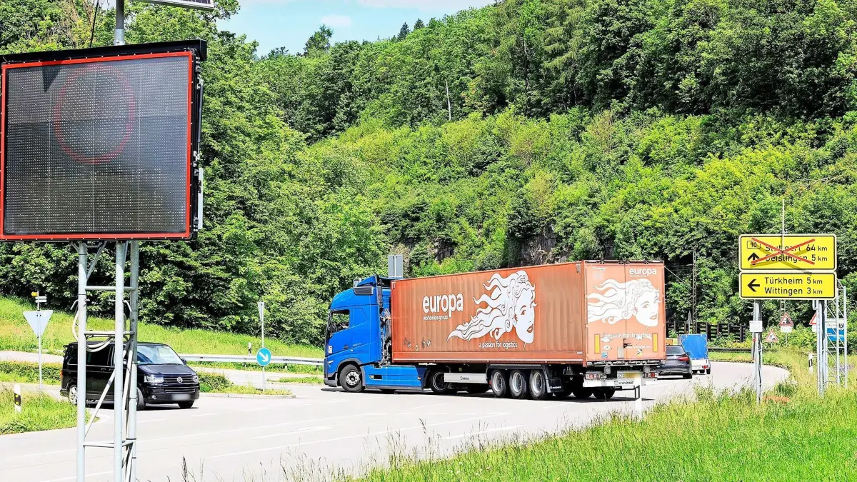 Die B10 wird vom Friedhof am Ortsausgang von Geislingen an der Steige in Richtung Amstetten bis zur Abzweigung der K 1440 nach Wittingen auf einer Gesamtlänge von rund drei Kilometern vom Regierungspräsidium Stuttgart saniert. Im Bauabschnitt 2 vom 18.05.2024 bis zum 02.06.2024. wird Aufgrund der Sanierungsarbeiten der Geislinger Steige (B10) eine Vollsperrung in beide Fahrtrichtungen eingerichtet. Das Bild zeigt den Beginn der Umleitungstrecke bei Amstetten kurz vor der Geislinger Steige an der Abzweigung der K1440 nach Wittingen. Die Umleitungsstrecke für Fahrzeuge bis zu einem zulässigen Gesamtgewicht von bis zu 3,5 Tonnen erfolgt, in beide Fahrtrichtungen, über die K1440 nach Wittingen weiter über Türkheim und über die Türkheimer Steige nach Geislingen. Die Umleitung für den Schwerlastverkehr von über 3,5 Tonnen erfolgt, ebenfalls in beide Fahrtrichtungen, über die Türkheimer Steige nach Türkheim – Nellingen – Oppingen – Reutti – Amstetten.