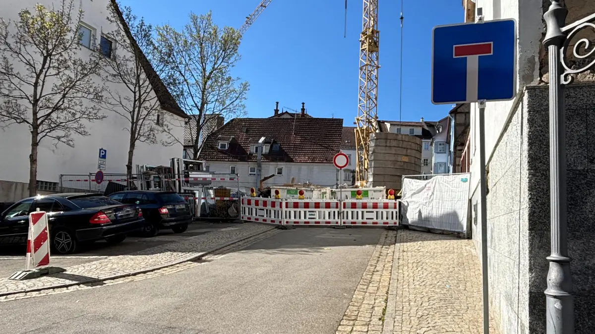 Gesperrt ist weiterhin die Schulstraße wegen des Gebäudeabbruchs, der sich lange hinzieht. Wer auf den unteren Teil des Marktplatzes fahren will, muss also über die Goldschmiedstraße ausholen.