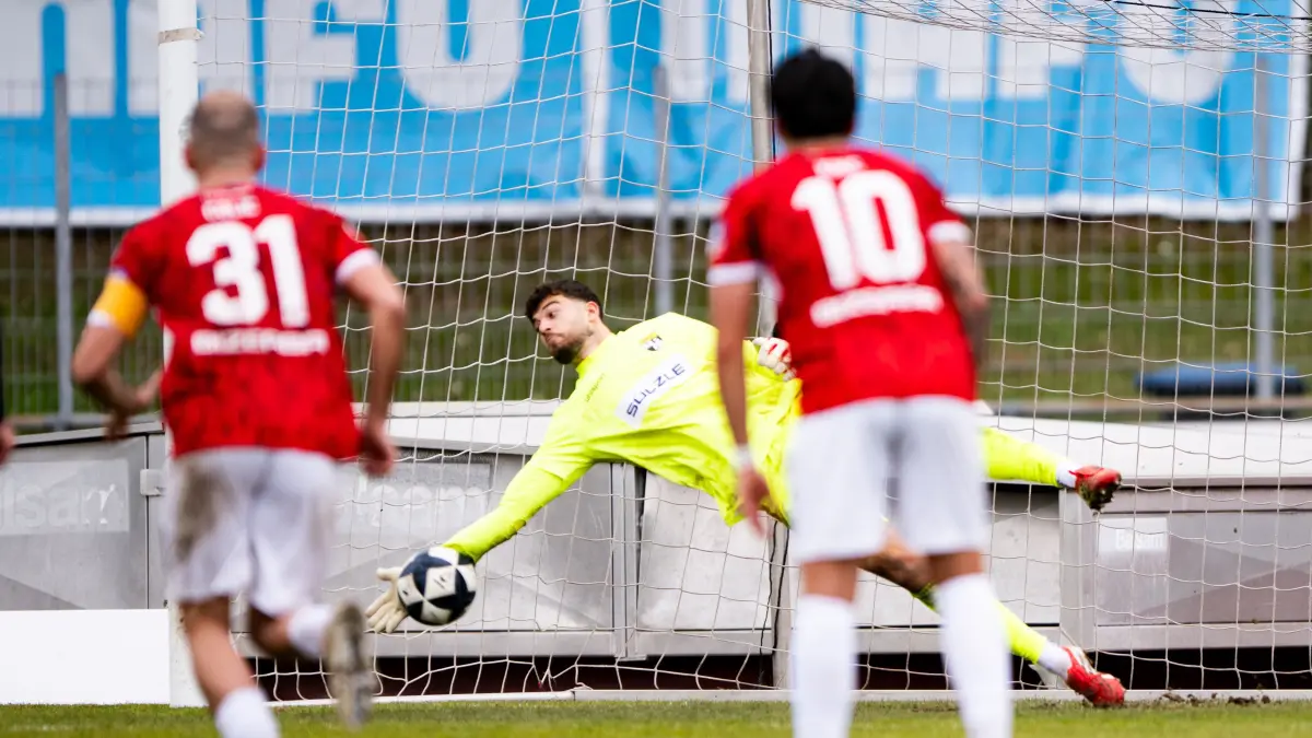 Elvin Kovac, (TSG Balingen, #30, Torwart) haelt Elfmeter, aber der Nachschuss von Erik Oscar Wikloef (SC Freiburg II, 26) fuehrt zum Tor
TSG Balingen vs. SC Freiburg II, Fussball, Regionalliga Suedwest, 27. Spieltag, Saison 2025/2026, 04.04.2026,
Eibner-Pressefoto/Andreas Ulmer