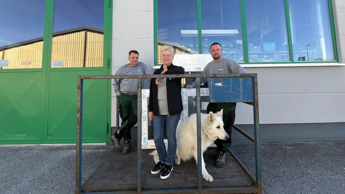 Ein Familienunternehmen: Rainer, Martina und Tim Hildebrandt (von links) samt Schäferhund Chico vor dem Firmengebäude in der Hahnerstraße.
