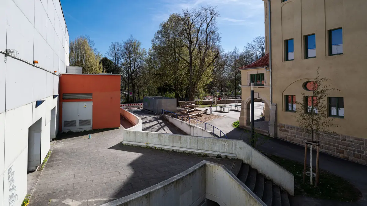 Einfahrt zur Tiefgarage der Uhlandhalle