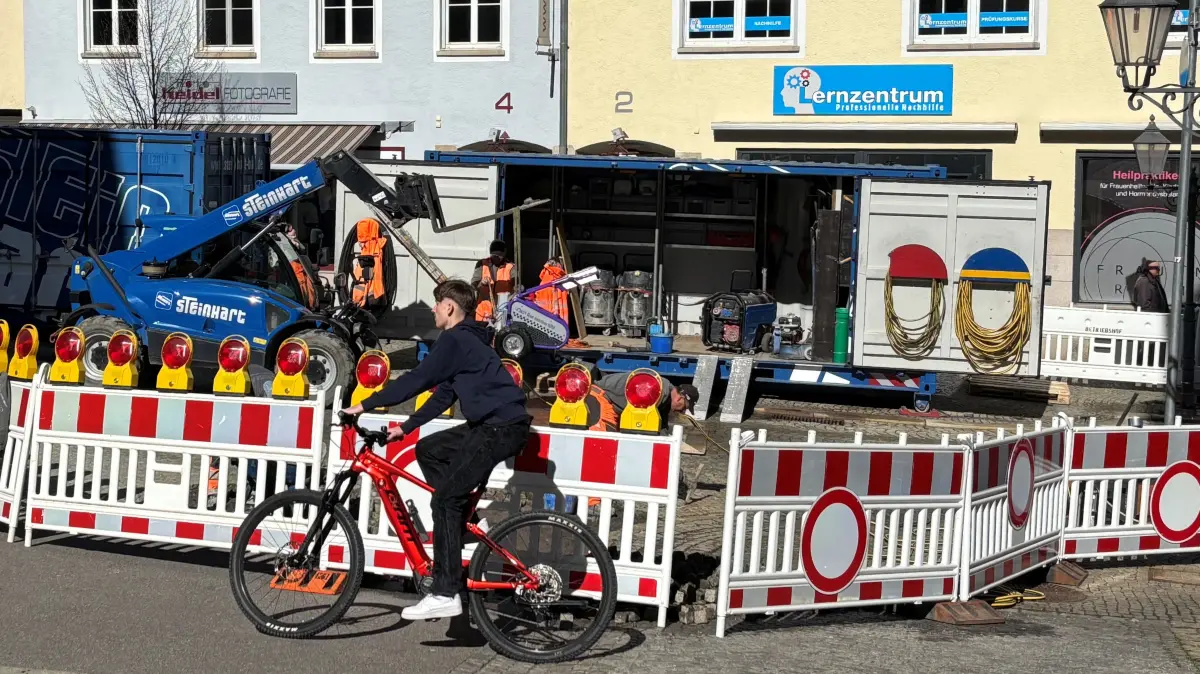 Am Kirchplatz hat am Dienstag die Baustelle zur sommerlichen Aufwertung des Marktplatzes begonnen. Schon am Wochenende soll bei der Kirche alles wieder offen sein.