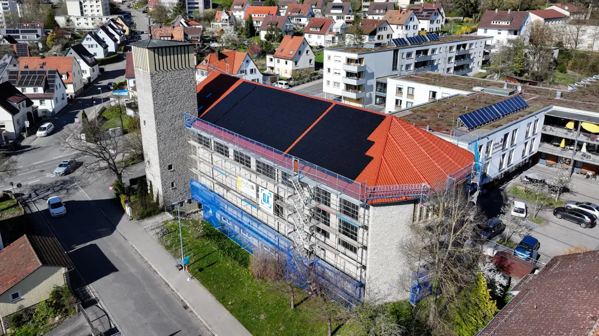 Die Katholische Kirche Sankt Petrus in Lustnau hat nun eine PV-Anlage auf dem Dach.