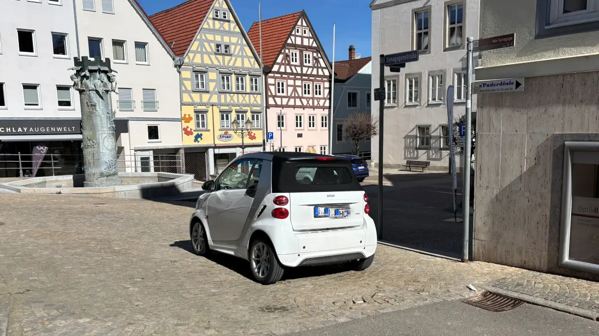 Von der Synagogenstraße zum Rathaus! Seit Dienstag ist dort die Einbahnstraßen-Regelung aufgehoben, und man kann auch weiterhin für Besorgungen und Behörden auf den unteren Teil des Marktplatzes fahren.