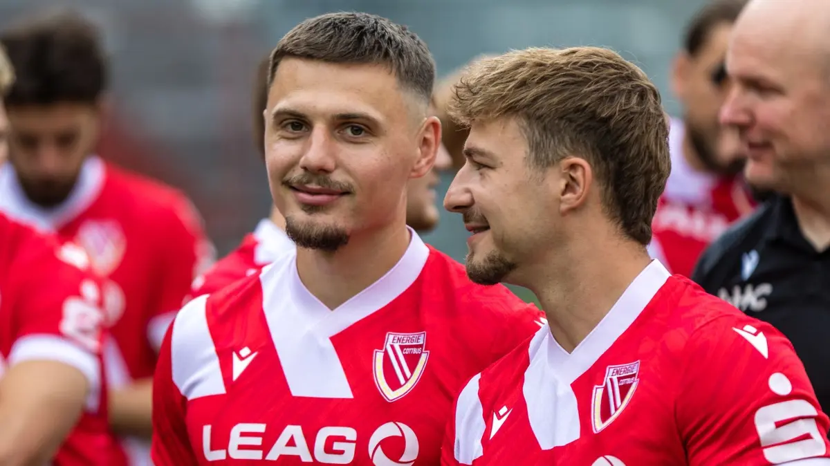 Erik Engelhardt: ARCHIV - 15.07.2025, Brandenburg, Cottbus: Jonas Hofmann (r) und Erik Engelhardt vom FC Energie Cottbus stehen für das Mannschafts- und für Porträtfotos im Stadion. Engelhardt schoss drei Tore gegen 1860. (zu dpa: «1860 nach Niederlage im Aufstiegsrennen fast ohne Chance») Foto: Frank Hammerschmidt/dpa +++ dpa-Bildfunk +++