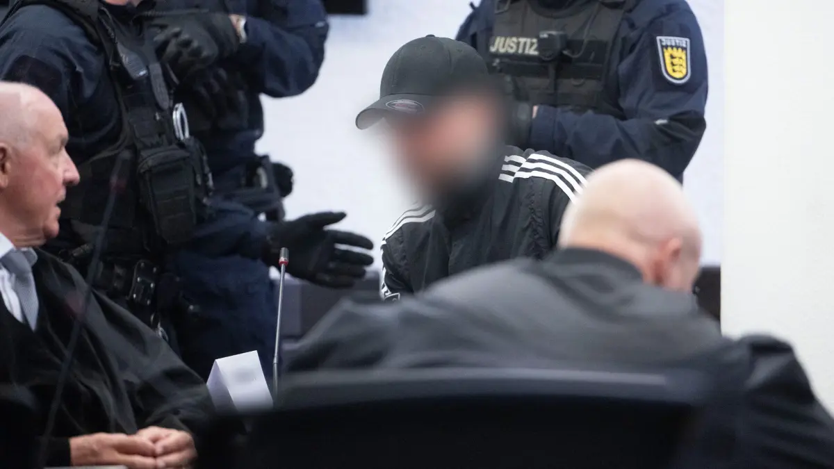 Der Fahrer des Unfallwagens (Mitte) wurde vom Landgericht Stuttgart wegen Mordes zu lebenslanger Haft verurteilt.