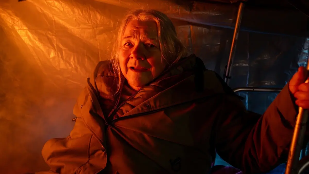 Lebensgefahr für eine obdachlose Frau. Ein Mann zündet nachts mutwillig ihr Zelt an, in dem sie schläft. Was ist das Motiv für die Tat?