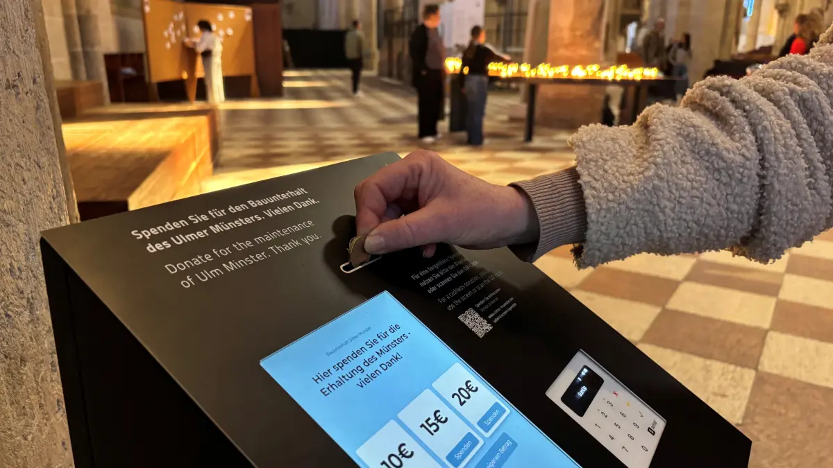 Ulmer Münster: Spendenstelen, hier wird von den Besuchenden Geld für den Bauunterhalt des Münsters gesammelt (die alten sind die blau lackierten, bei den neuen kann man auch bargeldlos bezahlen)