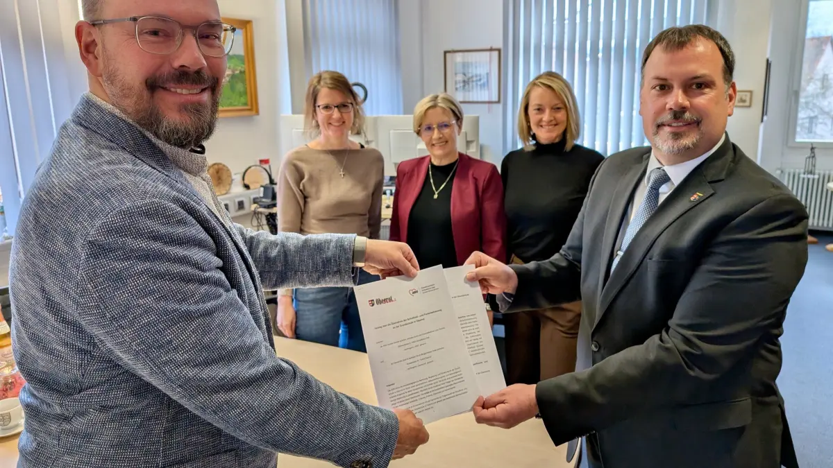 Vertrag zur Übernahme der Schulkind- und Ferienbetreuung an der Grundschule Oberrot unterzeichnet v.l.n.r.: Lars Piechot / Geschäftsführer der AWO Schwäbisch Hall, Mirjam Stecher/ stellvertretende Leiterin der Kämmerei der Gemeinde Oberrot, Ludmilla Wilhelm/ Teamleiterin AWO-Schulkindbetreuung, Tina Schüle/ AWO-Fachbereichsleiterin Kommunale Angebote, Jugend und Schule, Peter Keilhofer/ Bürgermeister der Gemeinde Oberrot