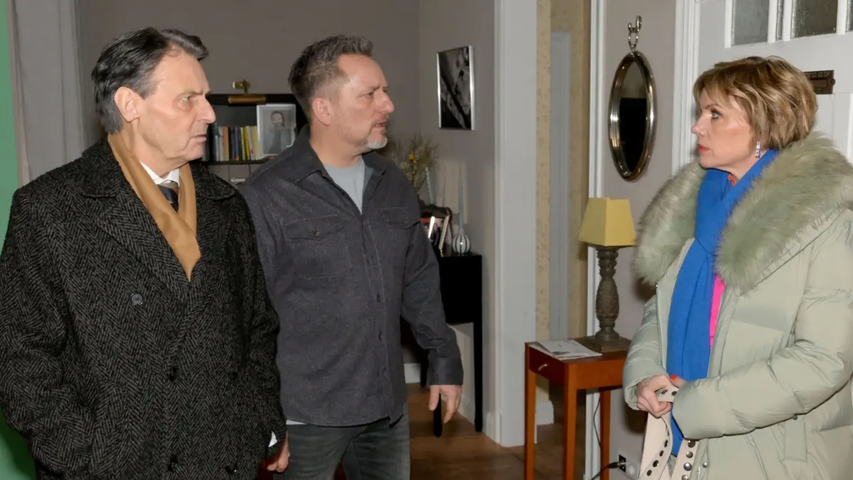 Michi (Lars Pape, M.) und Jo Gerner (Wolfgang Bahro) sind von Yvonnes (Gisa Zach) Entscheidung überrascht.