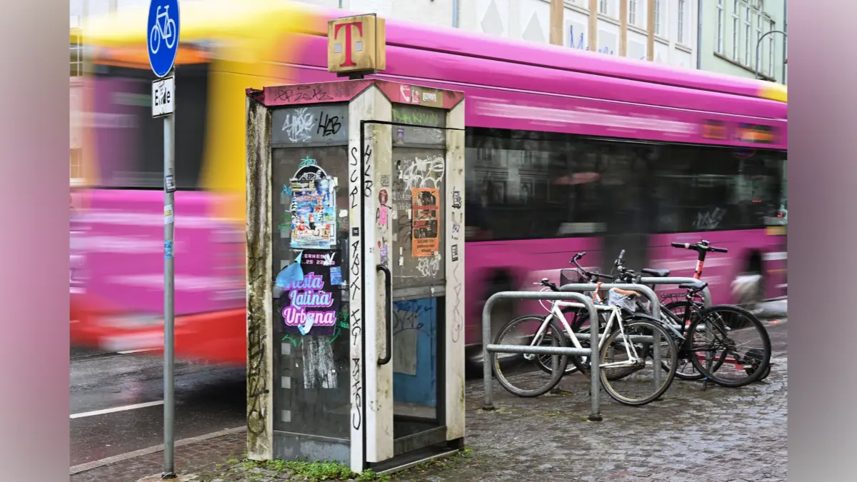 Alte Telefonzelle in Tübingen.