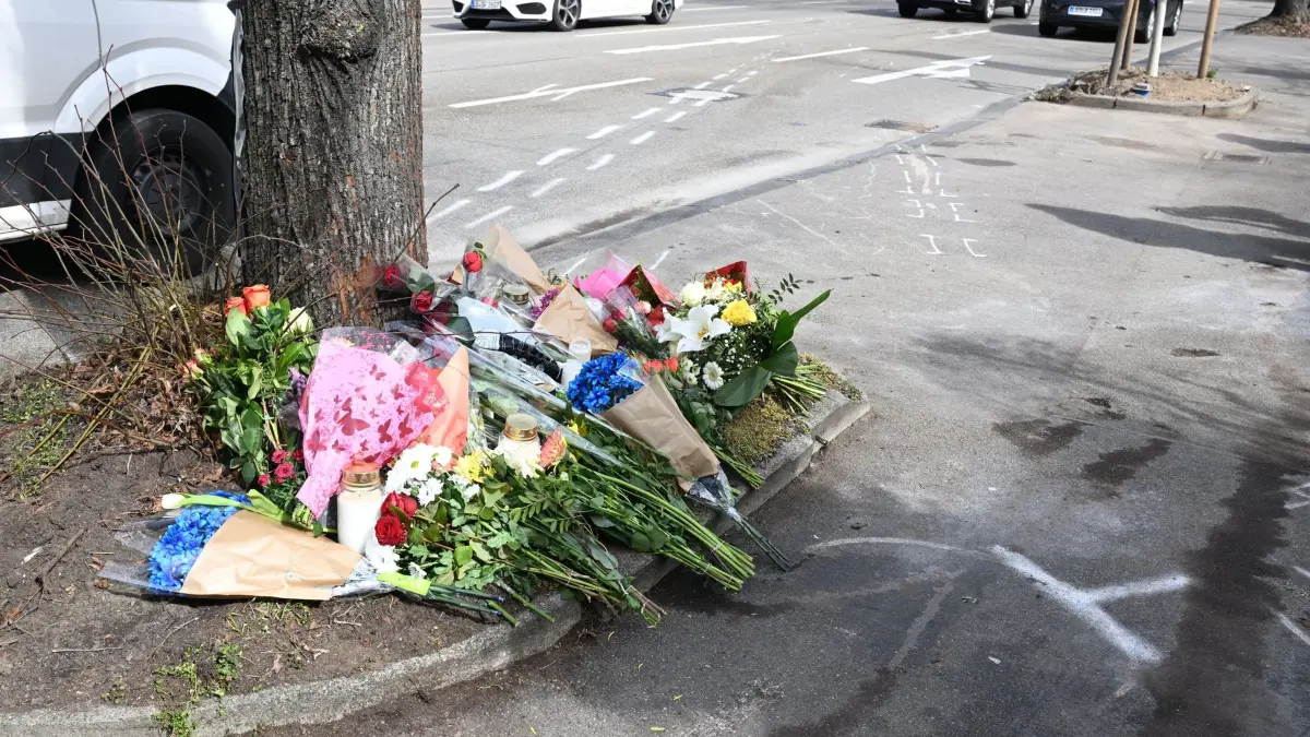 Unfallstelle eines mutmaßlichen Autorennens mit Todesopfern: ARCHIV - 21.03.2025, Baden-Württemberg, Ludwigsburg: Blumen liegen an einer Unfallstelle nach einem mutmaßlichen Autorennen mit zwei Toten. Davor sind Kreidezeichen und Unfallspuren auf dem Pflaster. (zu dpa: «Warum das Urteil zum Ludwigsburger Autorennen schwierig ist») Foto: Bernd Weißbrod/dpa +++ dpa-Bildfunk +++