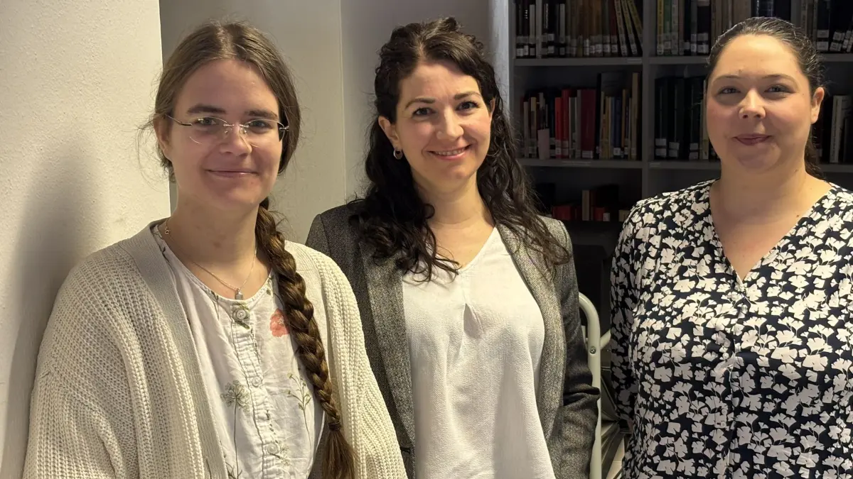 Mitarbeiterin Corinna Bauer, Archivleiterin Dr. Elisabeth Fischer und ihre Stellvertreterin Mabel Esslinger.