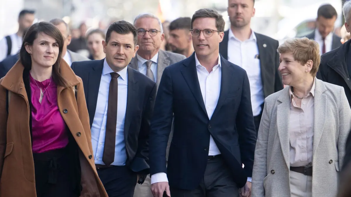 Sondierungsgespräche Baden-Württemberg: 07.04.2026, Baden-Württemberg, Stuttgart: Carolin Jenkner (CDU, l-r), Freiburger Finanzbürgermeisterin, Tobias Vogt (CDU), Generalsekretär der CDU Baden-Württemberg, Manuel Hagel (CDU), Vorsitzender der CDU Baden-Württemberg, und Nicole Razavi (CDU), Ministerin für Landesentwicklung und Wohnen in Baden-Württemberg, gehen zum Haus der Katholischen Kirche. Vertreter und Vertreterinnen der Grünen und der CDU in Baden-Württemberg trafen sich zu weiteren Sondierungsgesprächen. Foto: Marijan Murat/dpa +++ dpa-Bildfunk +++