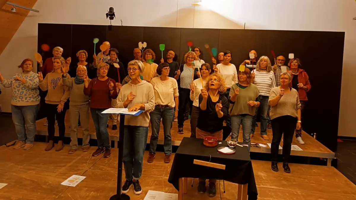Die letzten Vorbereitungen des Swingchors Bad Urach für die Aufführung „Von der Flieg bis zur Klatsche“ laufen auf Hochtouren. Am 11. April ist Premiere in der Schlossmühle.