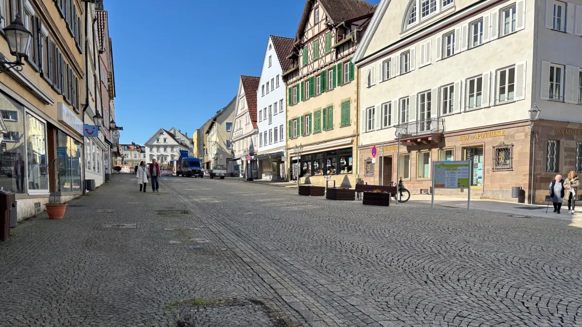 Schön geht anders. Seit Dienstag ist der Marktplatz von Hechingen gesperrt, und man sieht erst jetzt, wie öde eine riesige Pflasterfläche sein kann. Die Pflanzkübel (links) sind entfernt, und parken kann man nur noch vor dem Rathaus. Aber keine Angst: Es wird ja aufgerüstet, unter anderem mit Stadtstrand, Stadthimmel, Murmelbahn, Sitzelementen, Außenbewirtung und einer Station des Schaukelpfades. Auf dass der Versuch einer Fußgängerzone gelinge.