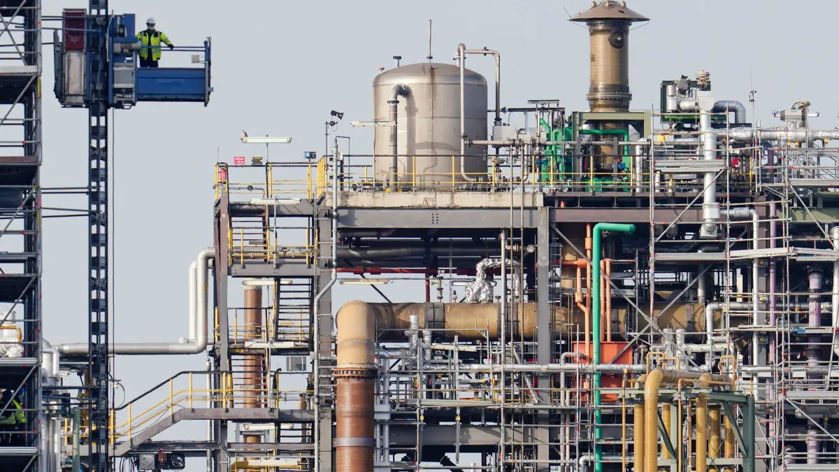 Chemieindustrie: ARCHIV - 24.02.2021, Rheinland-Pfalz, Ludwigshafen: Ein Arbeiter fährt neben Gebäuden auf dem Werksgelände eines Chemiekonzerns in einem Aufzug. (zu dpa: «Wirtschaft in Rheinland-Pfalz stagnierte zum Jahresende») Foto: Uwe Anspach/dpa +++ dpa-Bildfunk +++