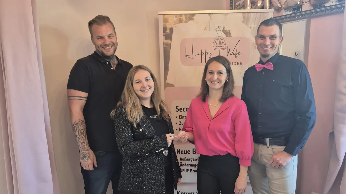 Sven und Susann Warnke, Lisa und Robin Laßahn - neue und alte Firmeninhaber bei der symbolischen Schlüsselübergabe (von links).