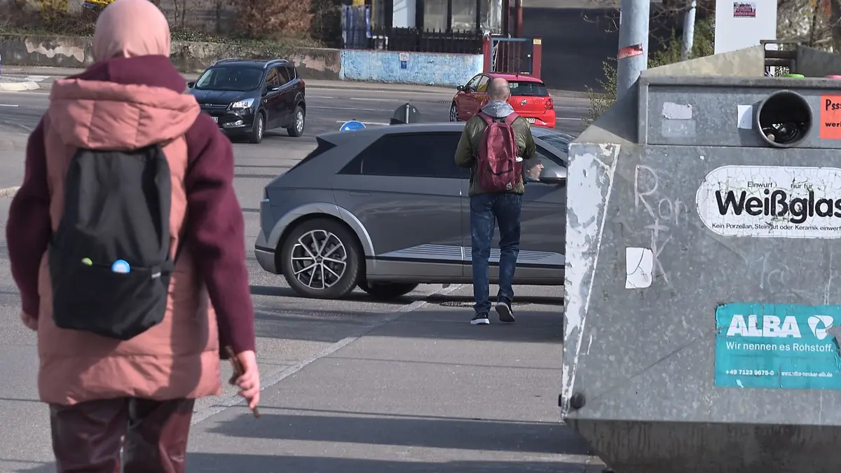 Eine Gefahrenstelle: Autos, die in den großen Parkplatz „In der Raite“ einfahren, werden von den Fußgängern schon gesehen. Die Altglas-Container verhindern jedoch den Blick auf ausfahrende Autos.