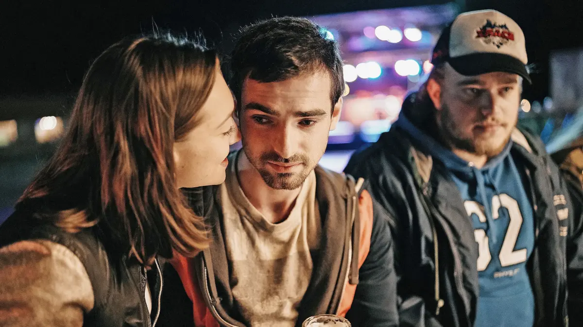 Unterstützt von seiner Freundin Isabella (Antonia Moretti) hat Paul (Aaron Hilmer) beschlossen, sein Leben endlich in die Hand zu nehmen. Während sie sich freut, ist er verunsichert und sein Freund Heiliger (Max Wolter) verblüfft.
