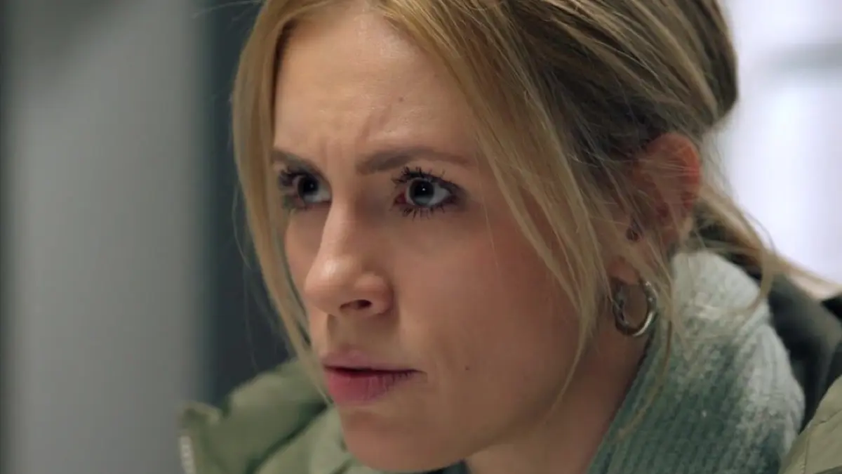 Zoe (Lara Dandelion Seibert) will das Land verlassen.