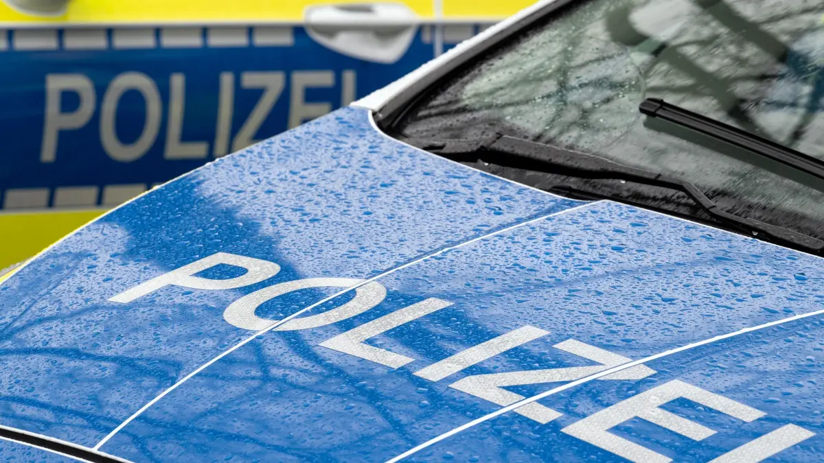 Kommunistische Symbole und Parolen in Lichtenberg: ARCHIV - 22.03.2024, Brandenburg, Trebbin: Der Schriftzug „Polizei“ auf der Kühlerhaube eines Autos. (zu dpa: «Schwerverletzten auf Verkehrsinsel gefunden») Foto: Soeren Stache/dpa +++ dpa-Bildfunk +++